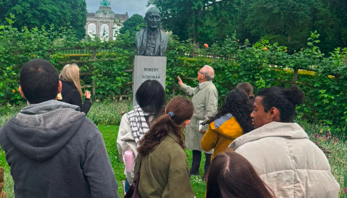 Jeff Fountain with a group of Summer School participants in a previous edition. / <a target="_blank" href="https://www.schumancentre.eu/">Schuman Centre European Studies</a>.,