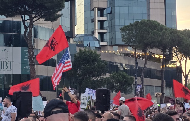 Albanians demand transparency from their leaders: “Corruption is driving young people to leave our country”