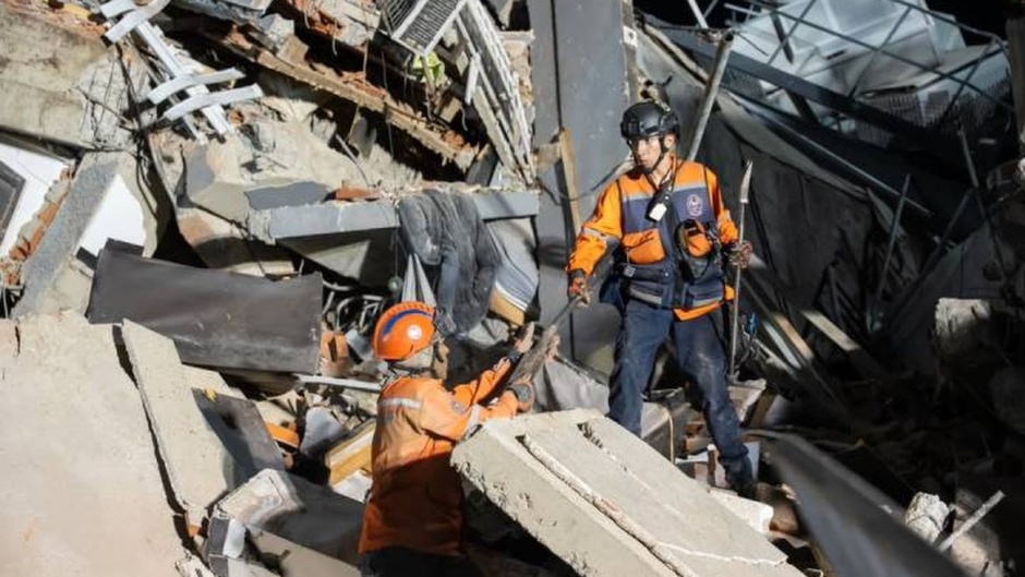 First response at a collapsed building in Venezuela, after the earthquakes. / Photo: Venezolana de Televisión. ,