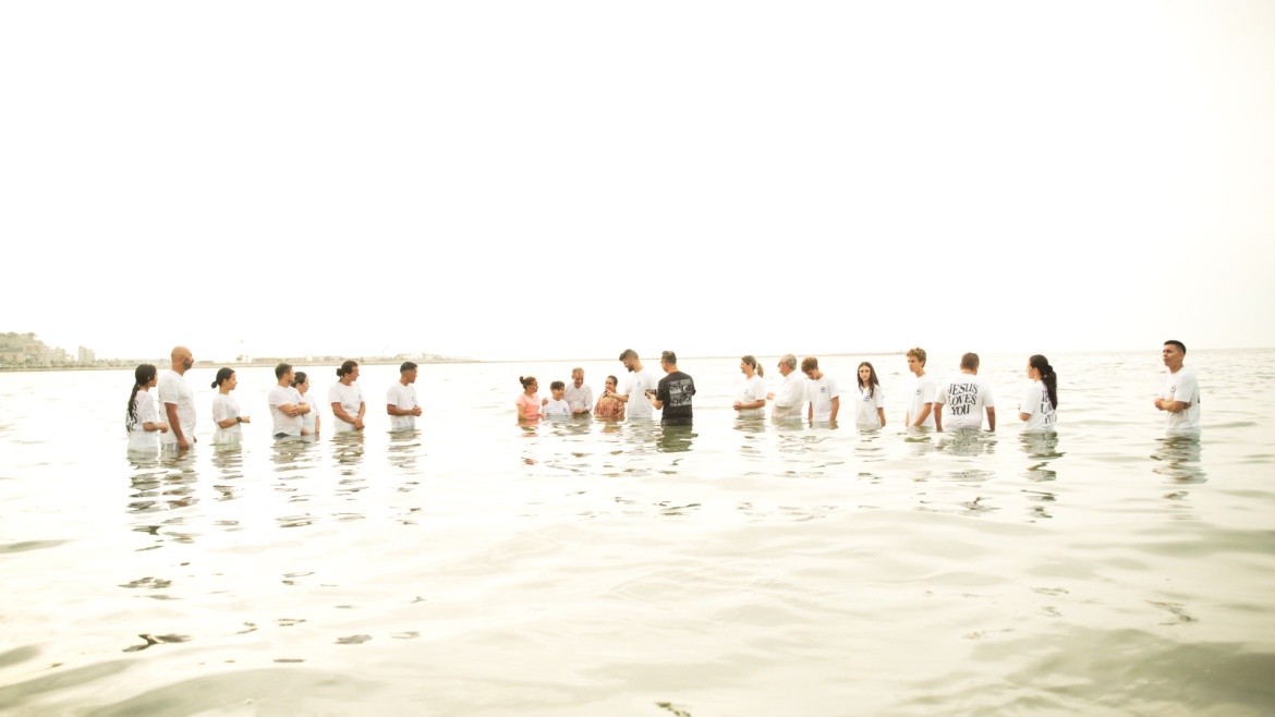 Sixteen people, aged between 14 and 80, were baptised in the Mediterranean in June. / Photo: <a target="_blank" href="https://www.iglesiadenia.org/">Iglesia La Trinidad, Dénia</a>.,