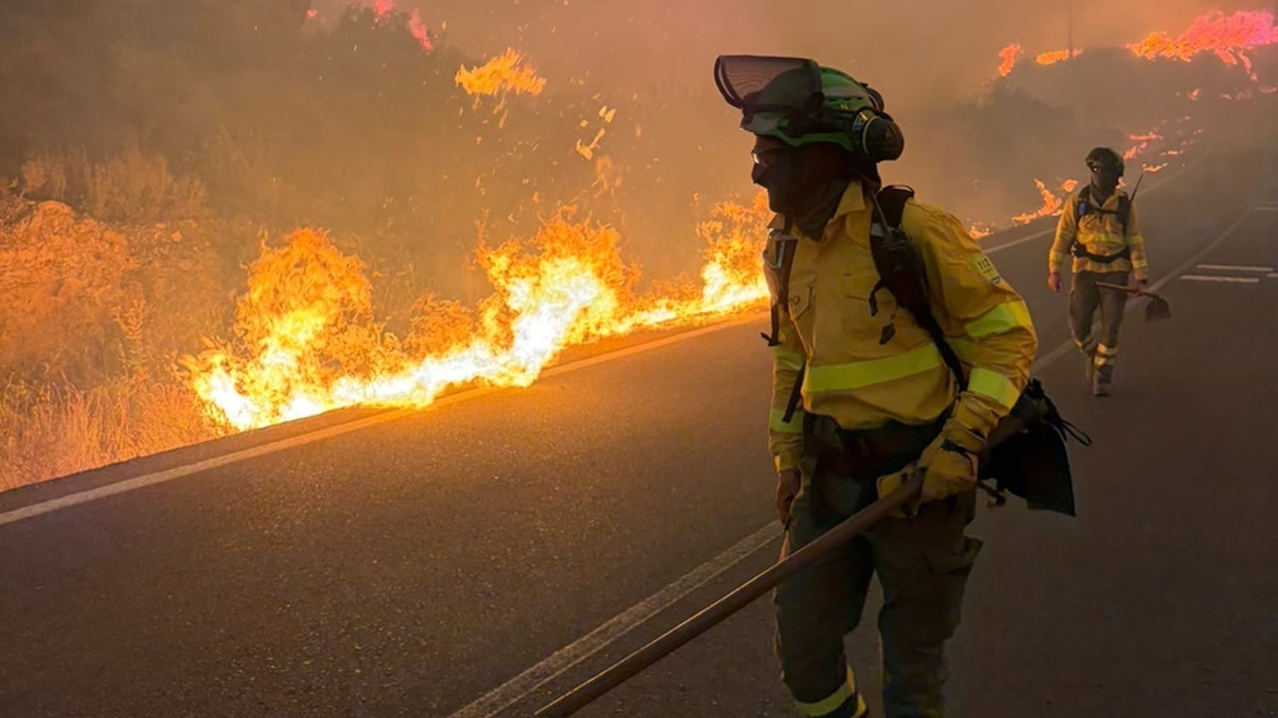 Firefighters battle the flames in the major fire in Andalusia on 9 July 2016. / Photo: <a target="_blank" href="https://x.com/E112Andalucia">EMA112</a>.,