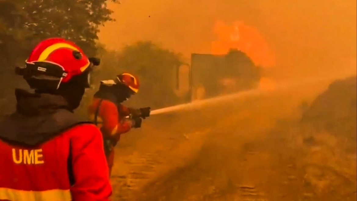 Firefighters from the Emergency Military Unit (UME) at the San Martín de Valdeiglesias fire.  / <a target="_blank" href="https://www.rtve.es/noticias/">Screenshot of video from RTVE Noticias</a>.,
