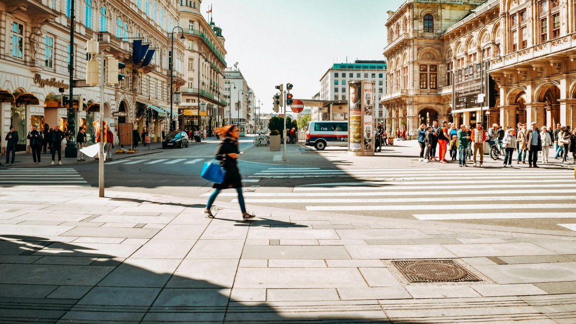 A street of Vienna. / Photo: <a target="_blank" href="https://unsplash.com/es/@dsvi">Dan V</a>, Unsplash CC0.,