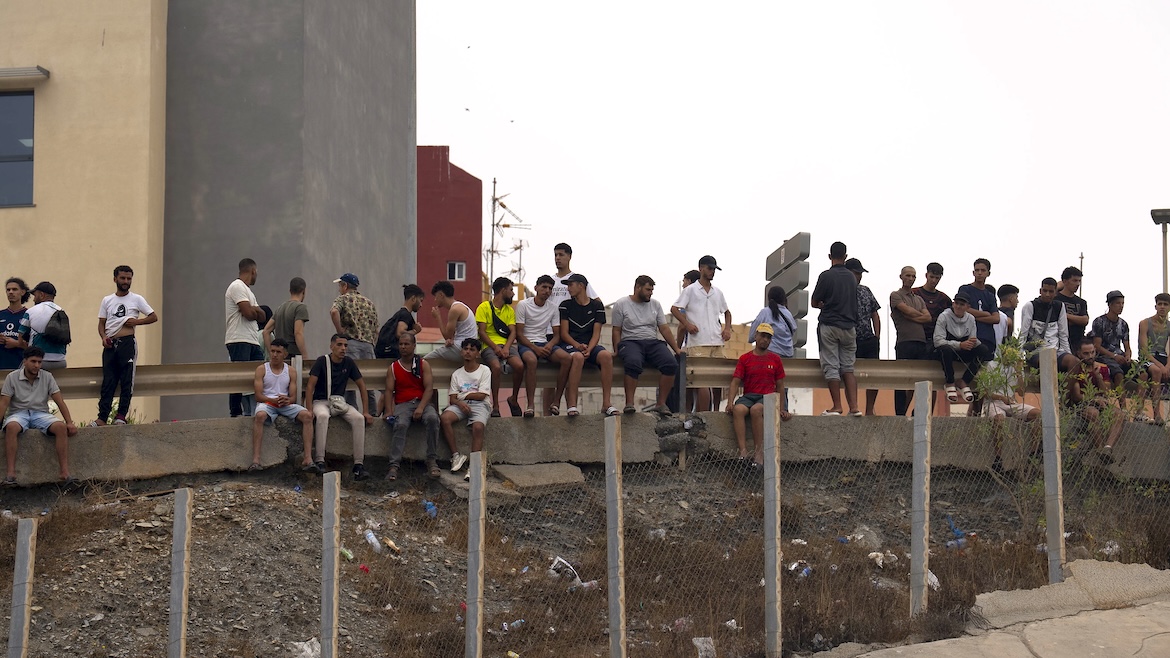 Young migrants wait on a road in Ceuta, last Friday, 31 July. Photo: <a target="_blank" href="https://flic.kr/p/2stp8B9">Hazteoir, CC 4.0</a>.,