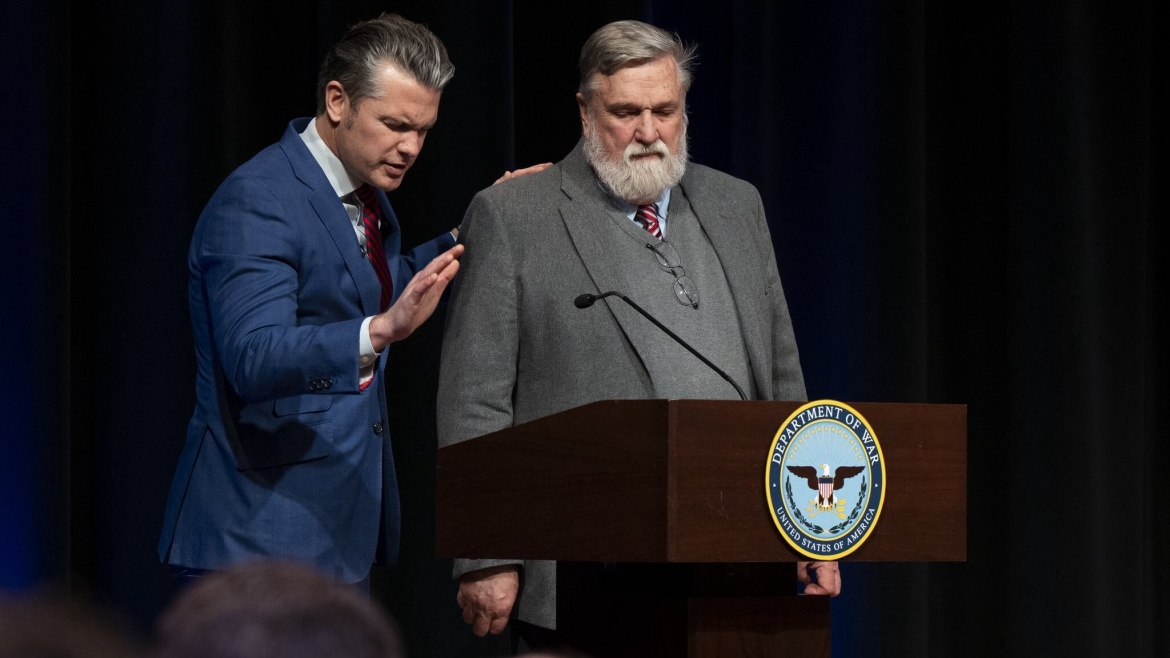 US Secretary of War, Pete Hegesth, with Pastor Doug Wilson at a Pentagon  worship service in February 2026. / Photo: <a target="_blank" href="https://x.com/DOWResponse">DOW Rapid Response X</a>,