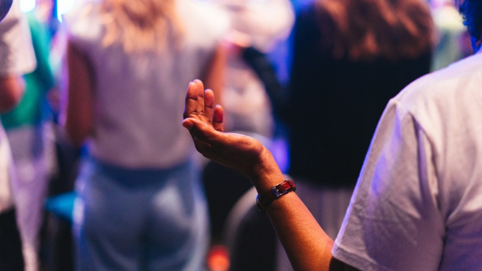 An evangelical church service in the UK. / Photo: <a target="_blank" href="https://unsplash.com/photos/a-crowd-of-people-standing-around-each-other-W5DzajQ1s2Q">Phil Hearing</a>, Unsplash, CC0.,