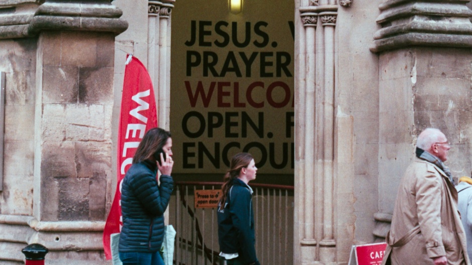 A church in the United Kingdom offering worship services and coffee. / Photo: <a target="_blank" href="https://unsplash.com/@haydoncl">Haydon</a>, Unsplash, CC0.,
