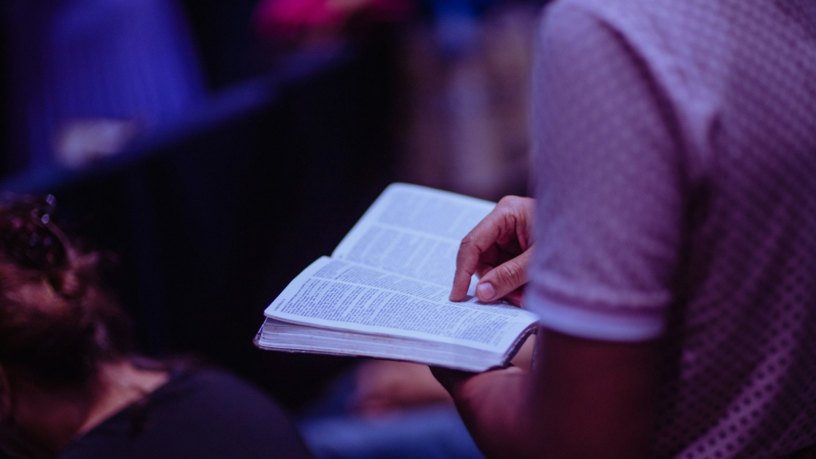 The new survey in the UK shows that denominations and churches that hold evangelical beliefs have more practising Christians. / Photo: <a target="_blank" href="https://unsplash.com/@jibarox">Luis Quintero</a>.,