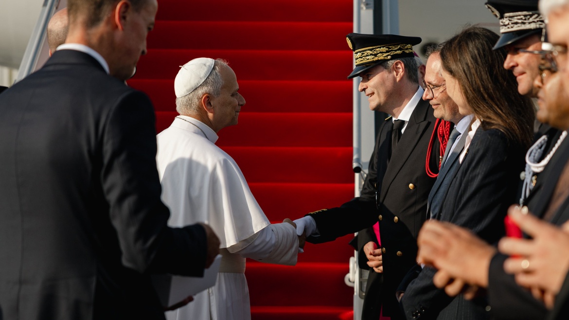 French state officials greet Pope Leo XIV by his aeroplane during his visit to France. / Photo: <a target="_blank" href="https://www.flickr.com/photos/francediplomatie/">Flickr France Diplomatie</a>,