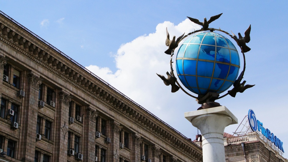Globus monument at the independence square in Kyiv. / Photo: <a target="_blank" href="https://unsplash.com/es/@tinahartung">Tina Hartung</a>, Unsplash CC0.,