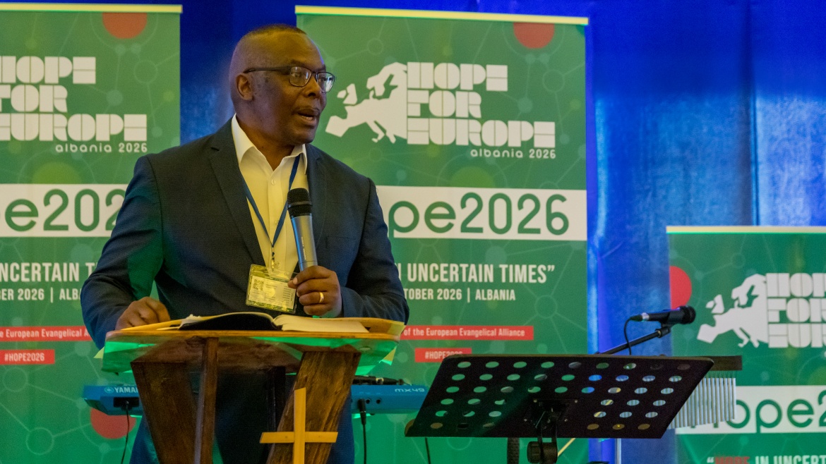 Zimbabwean pastor Goodwill Shana speaks at the morning sessions of Hope for Europe in Golem, Albania. / Photo: Evelyn Apinis,