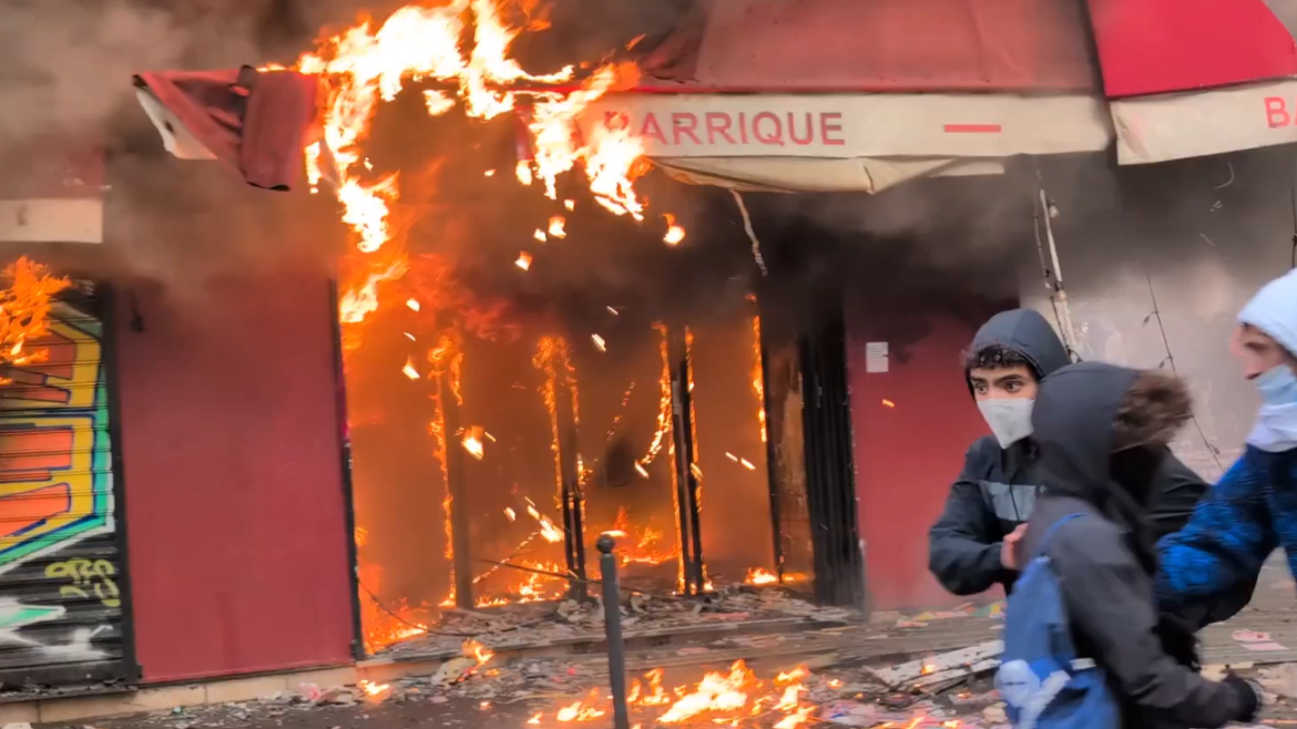 A shop on the ground floor of a residential block in Paris burned down on 17 October 2026. / Image: video still,